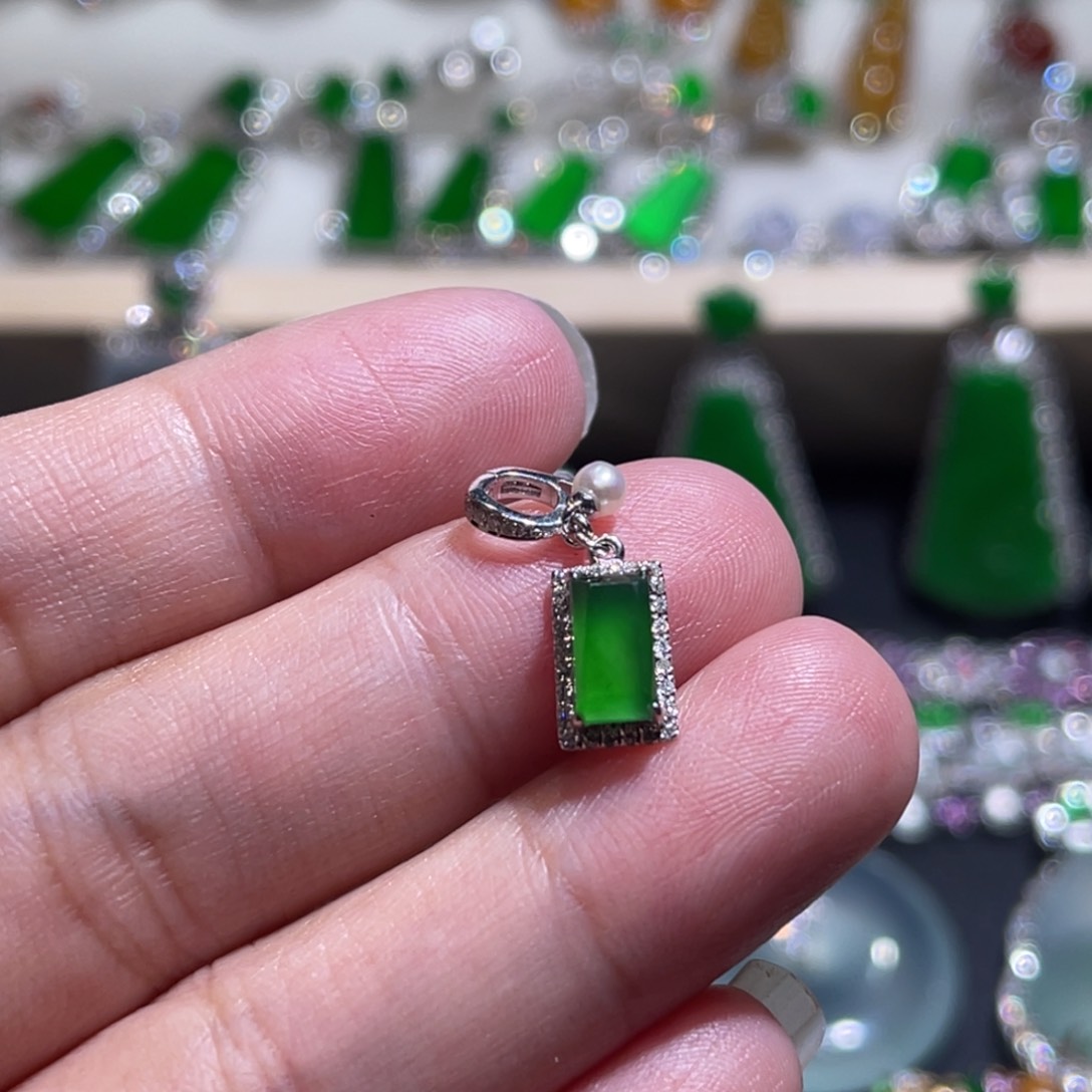 翡翠吊坠(不含链)18K金镶嵌绿色切割面滴溜万能扣