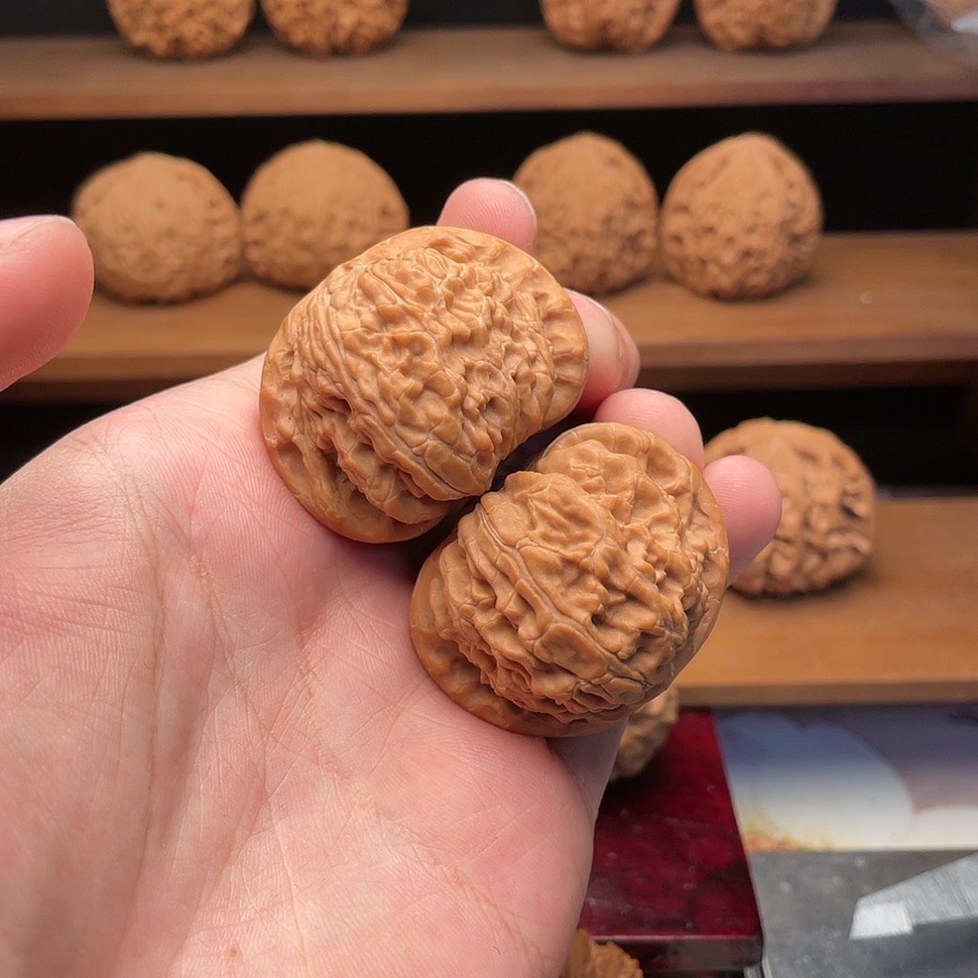 文玩核桃把件42边肚红皮精配球白