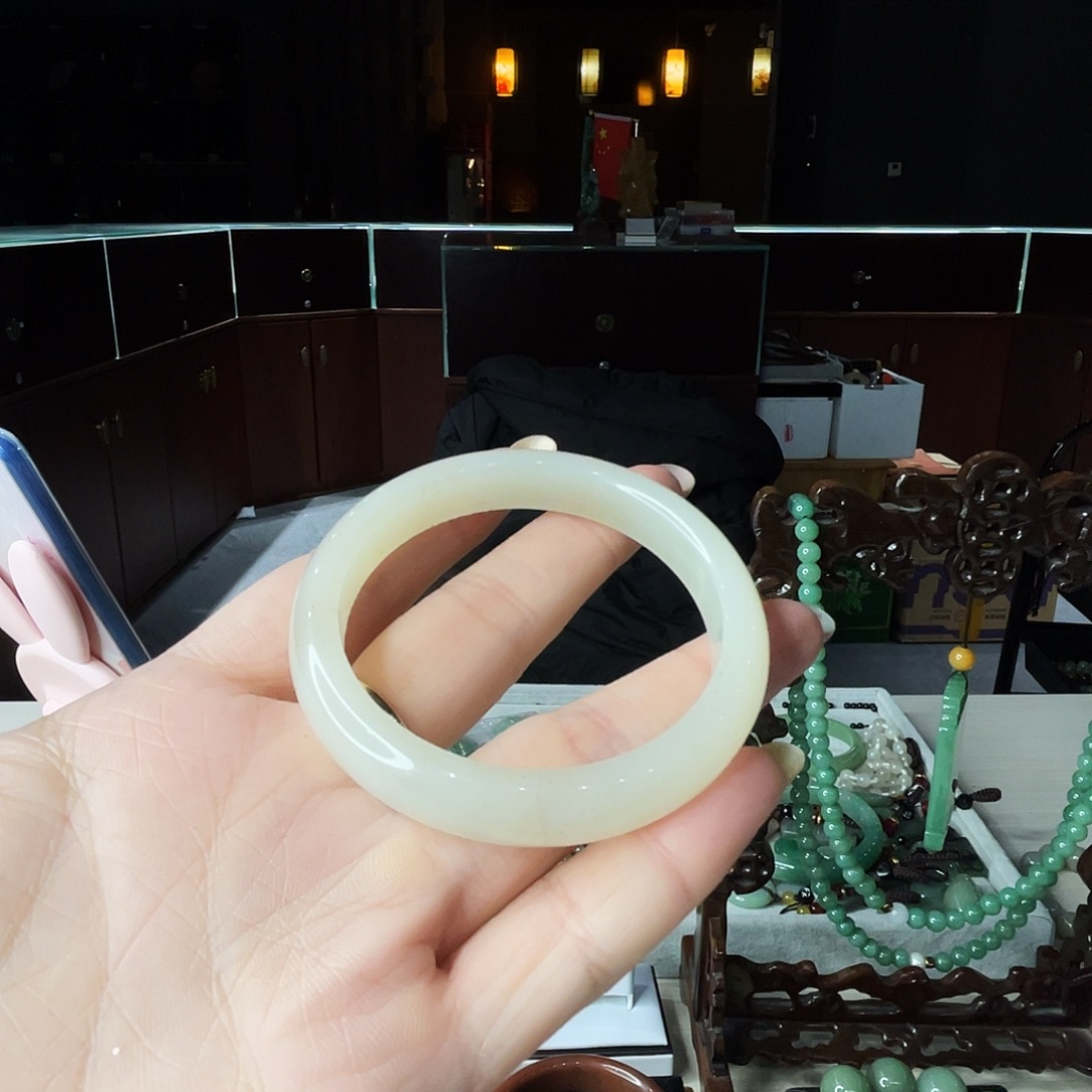 困***米密玉（石英质玉）未镶嵌颈饰