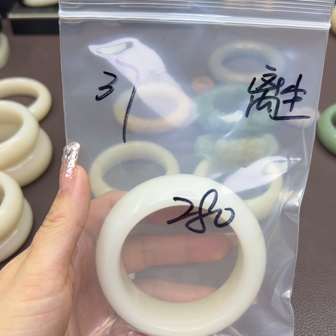 石英质玉手镯未镶嵌离**花