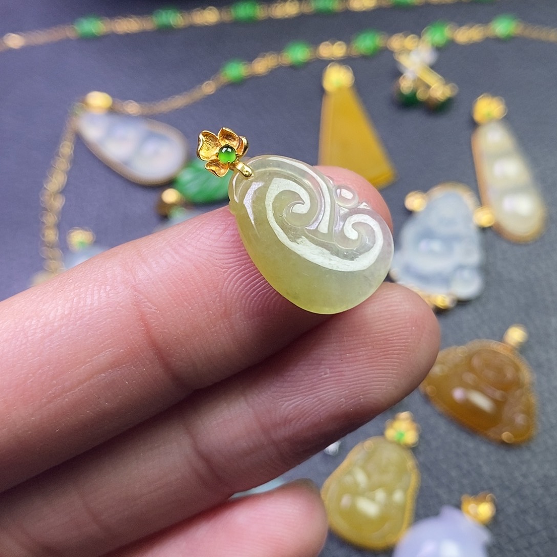 颈饰18K金镶嵌翡翠