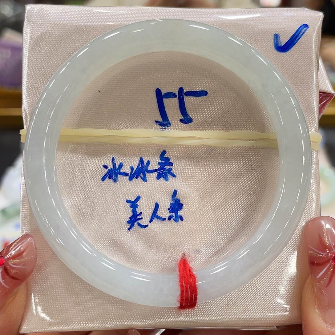 翡翠手镯未镶嵌翡翠手镯