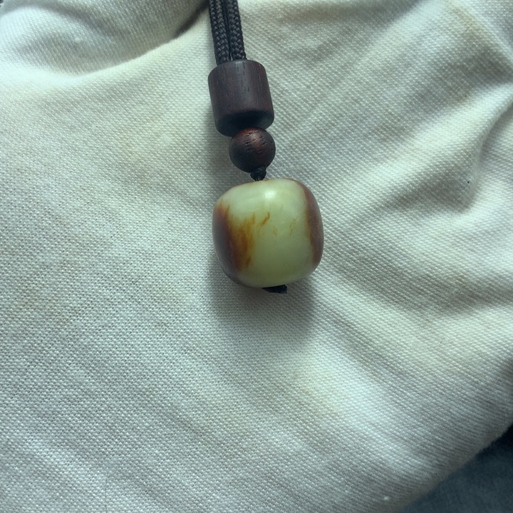 透闪石质玉未镶嵌颈饰