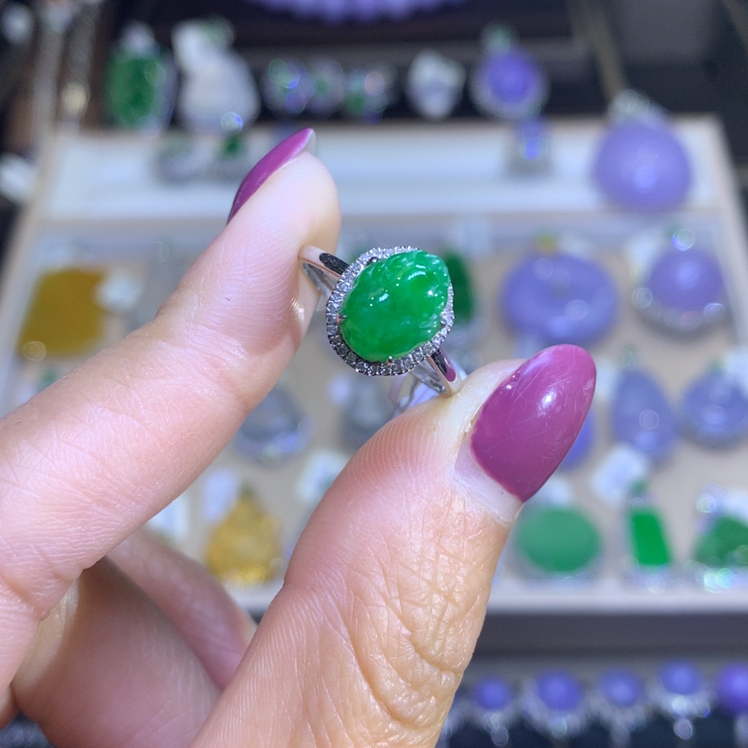 翡翠颈饰18K金镶嵌翡翠