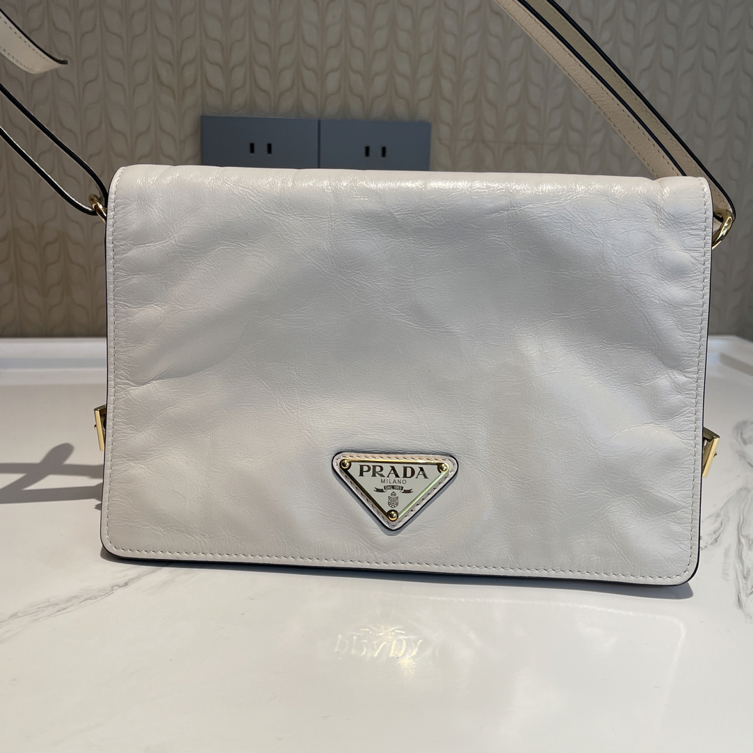 95新 Prada/普拉达 95新白色油蜡皮单肩时尚女包
