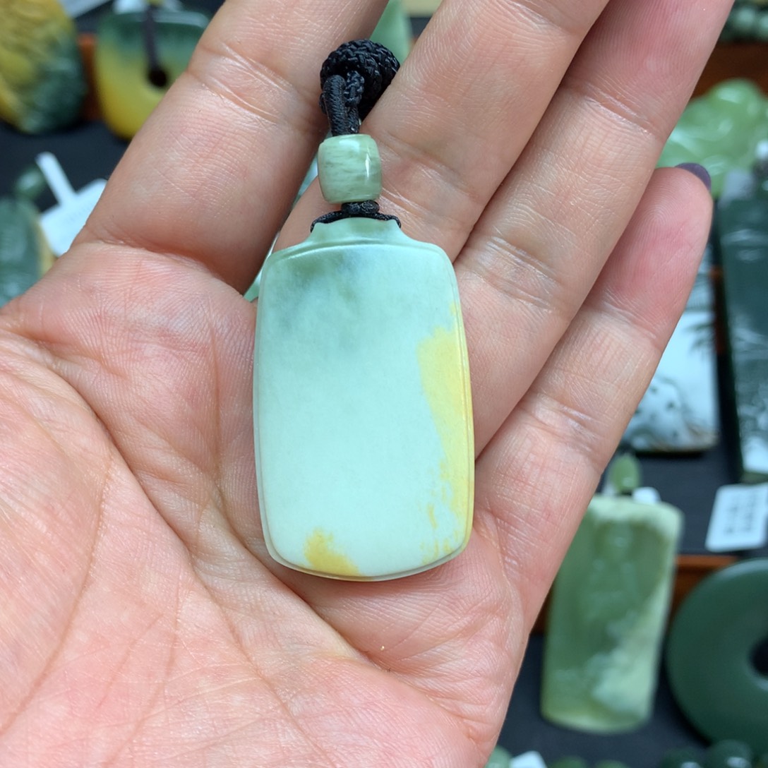 岫岩河磨玉（透闪石质玉）颈饰未镶嵌