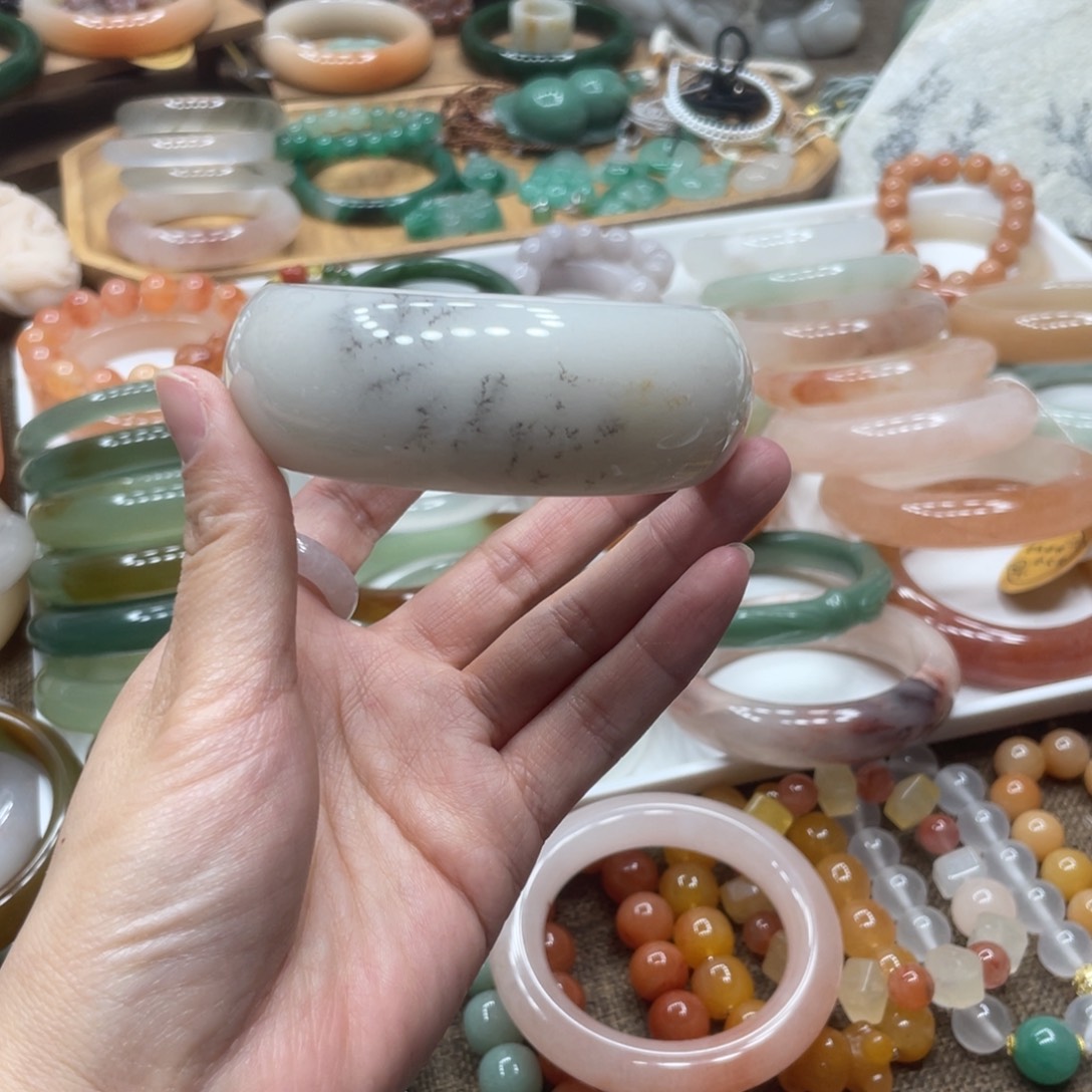 张***售石英岩玉未镶嵌手镯