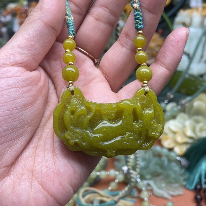 蛇纹石玉吊坠合金
