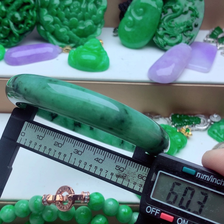 翡翠未镶嵌手镯……