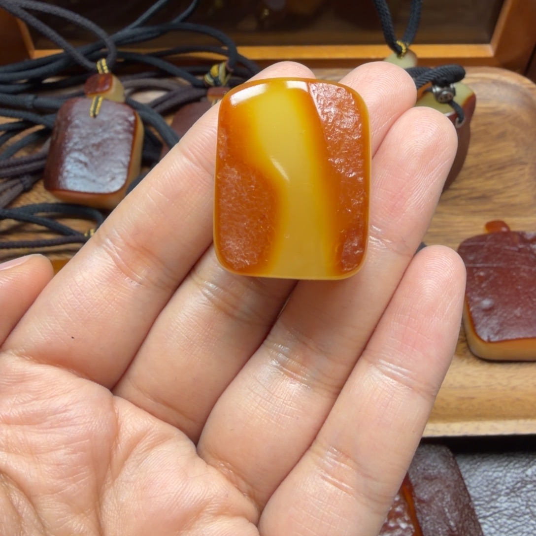 琥珀未镶嵌吊坠(赠链)