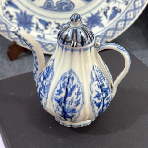 登**遠一个青花龙纹执壶