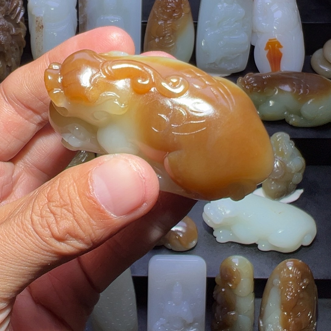 小***子和田玉未镶嵌颈饰