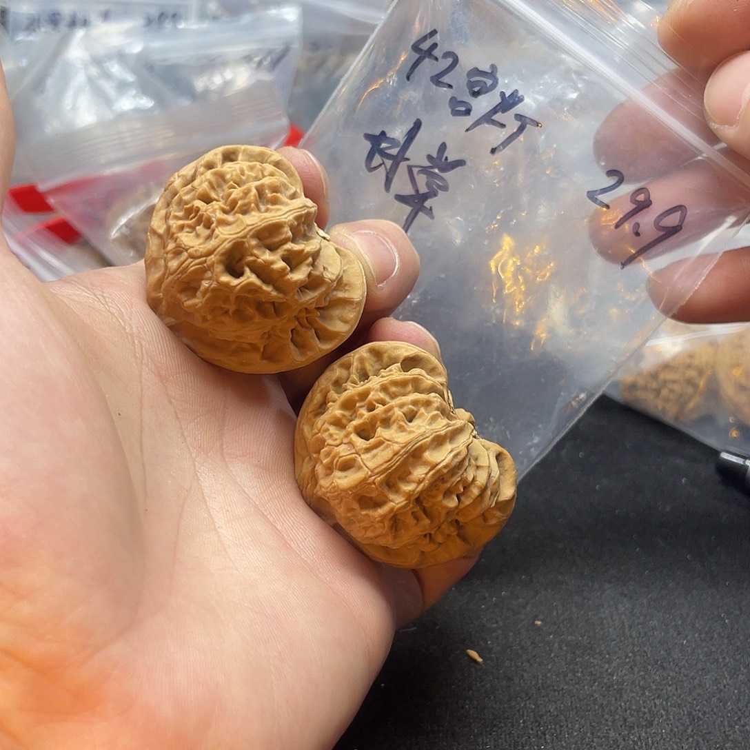甘***归文玩核桃把件宫灯