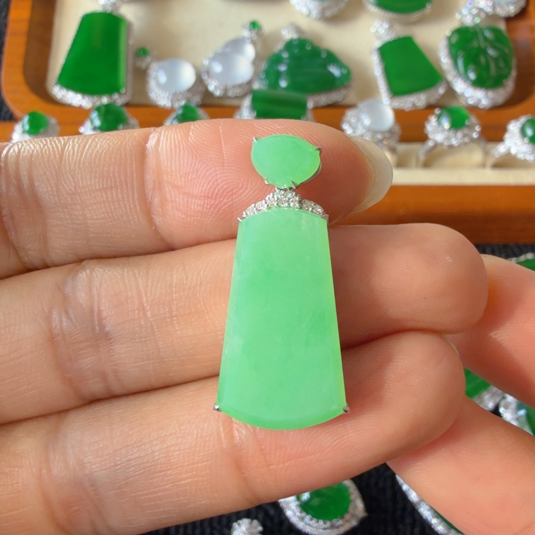 翡翠18K金镶嵌颈饰吊坠