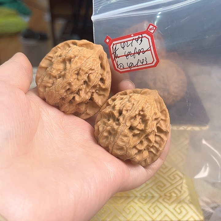 文玩核桃把件梨木台