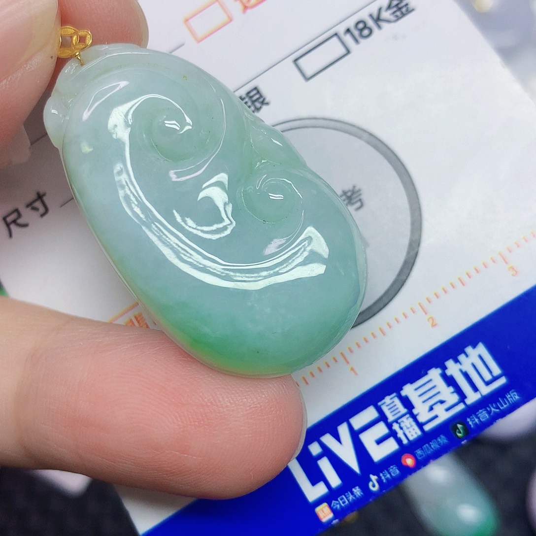 翡翠18K金镶嵌颈饰如意
