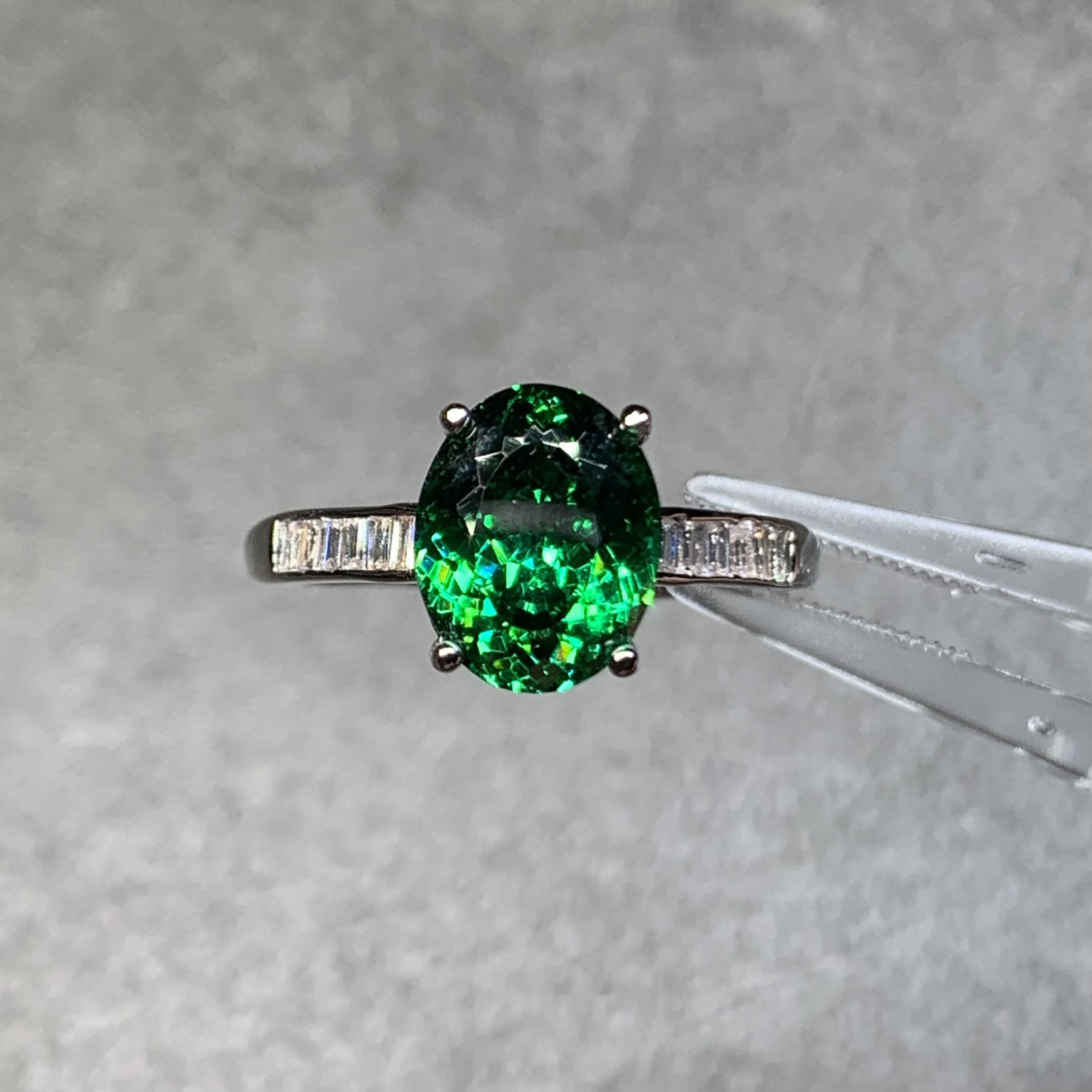 高定全净包裹体肯尼亚沙弗莱鸽子蛋