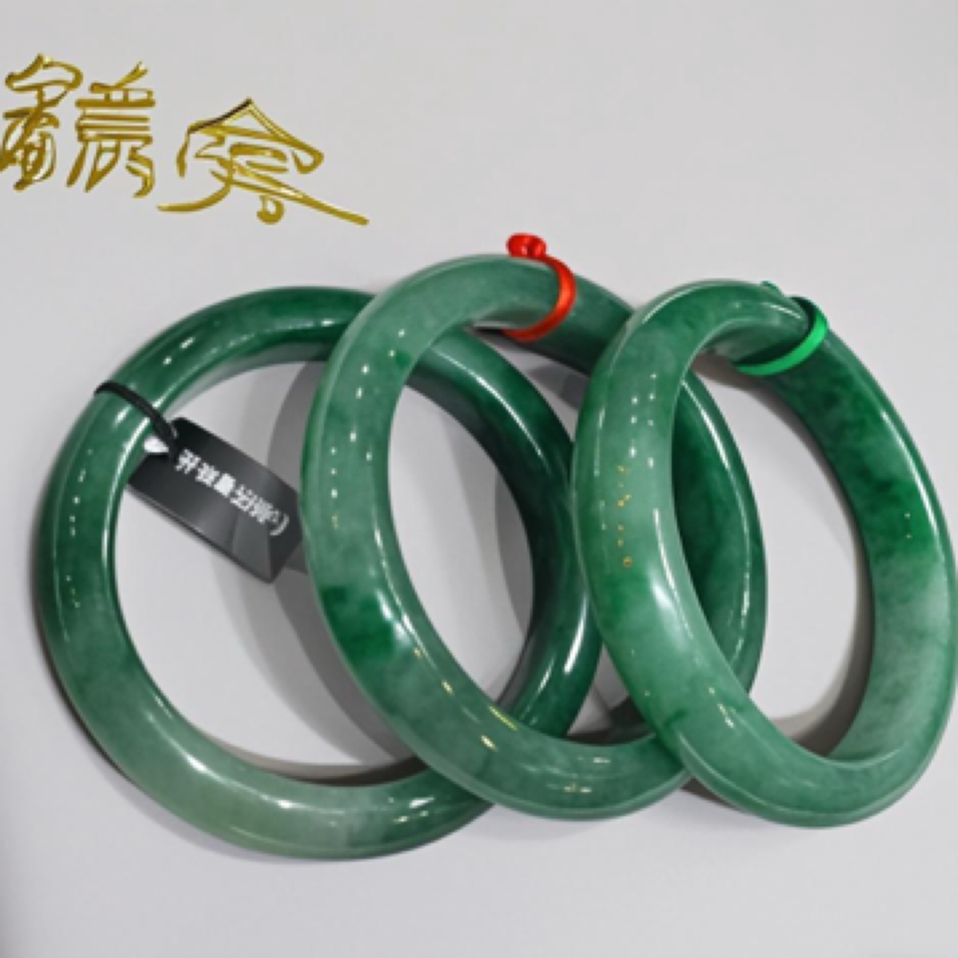 天然非洲翠绿色手镯（天然有黑点属于正常不规则发货选一）