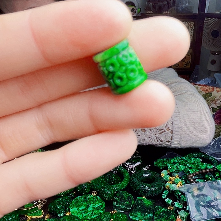 翡翠未镶嵌颈饰多样性