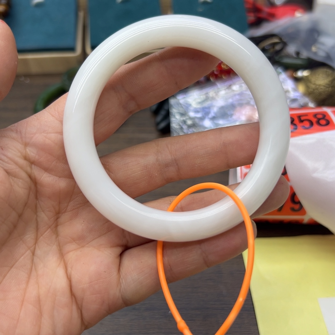 和田玉未镶嵌手镯60.9圈围358瑕