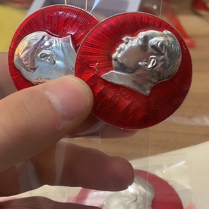 l***像章一一一一一高贵轻尽