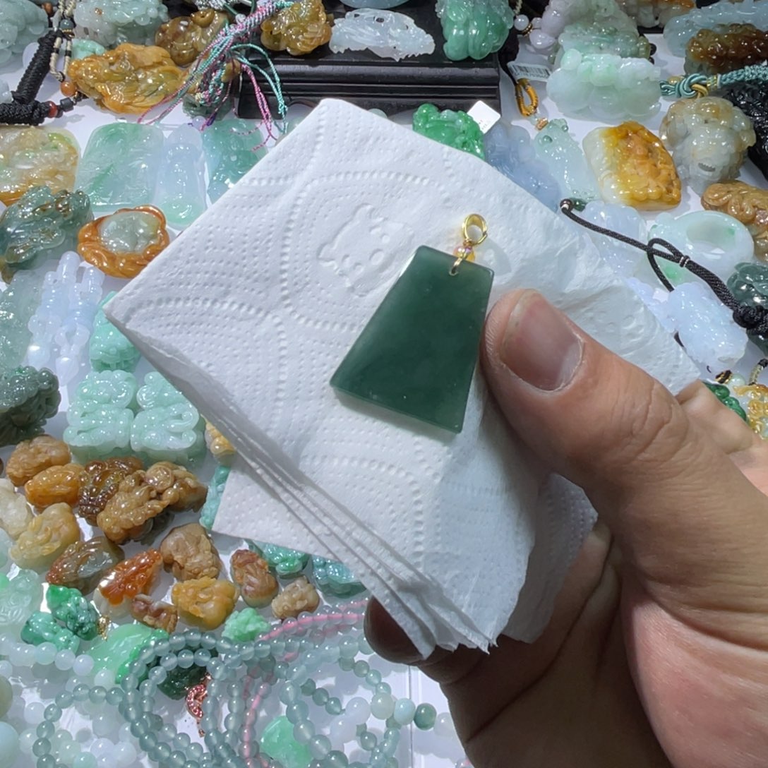 翡翠颈饰未镶嵌天然