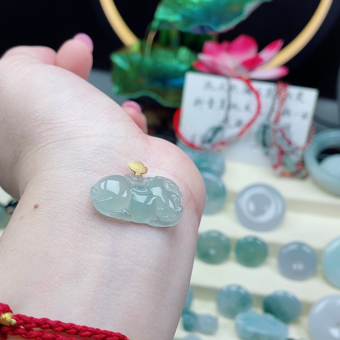 颈饰18K金镶嵌翡翠悠*?8686865655