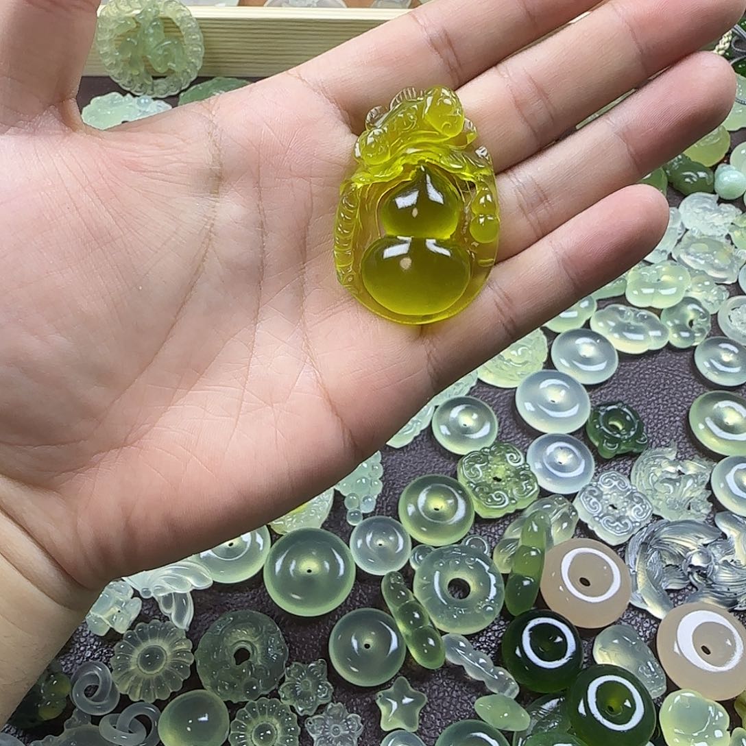 小***婆蛇纹石玉未镶嵌岫玉吊坠