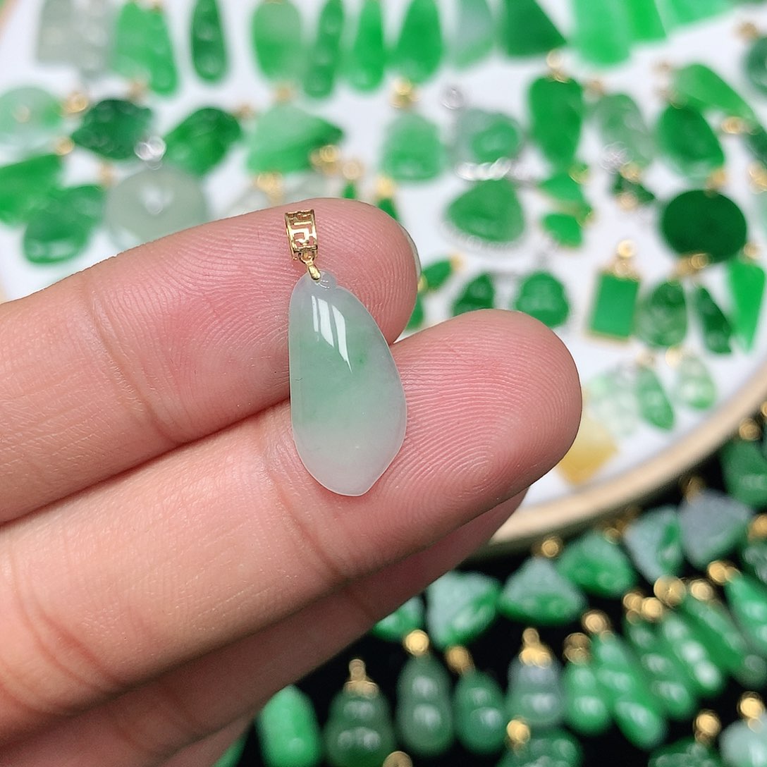 翡翠颈饰18K金镶嵌小巧精美飘绿福瓜