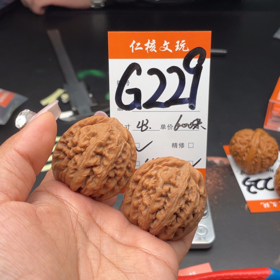 L***i文玩核桃把件43尺寸红锦鲤