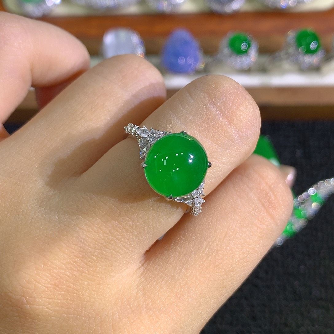 翡翠18K金镶嵌戒指蛋面