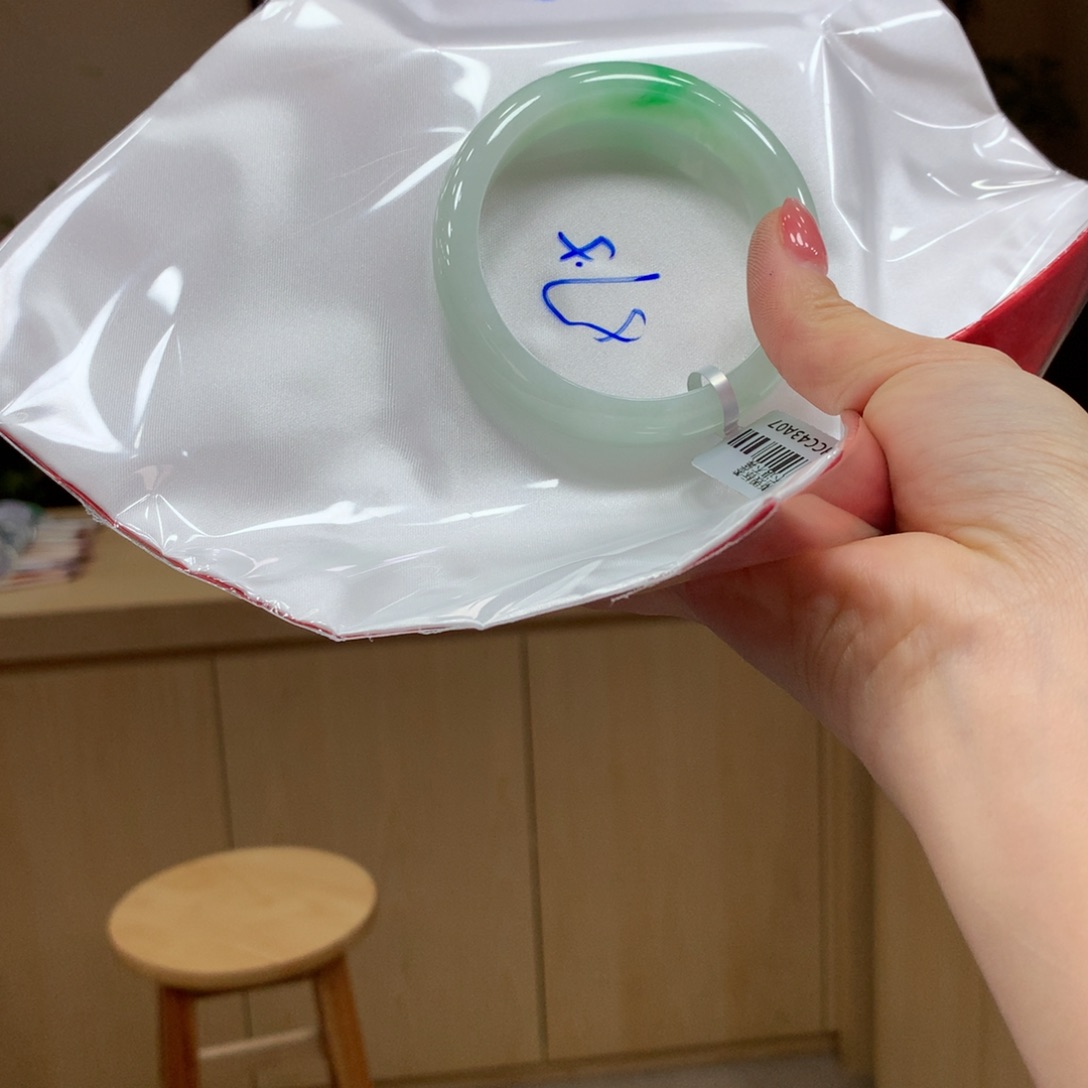 翡翠手镯未镶嵌不退不换