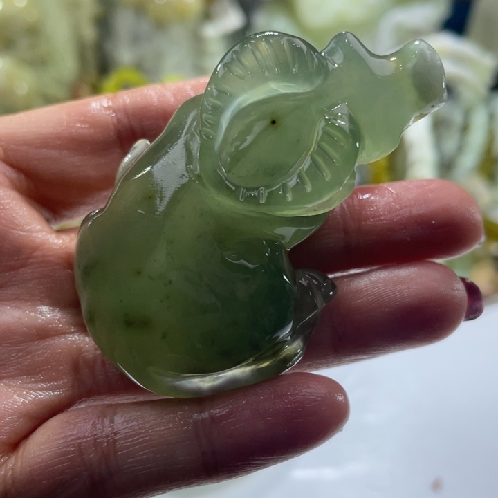 岫玉未镶嵌小手把牛