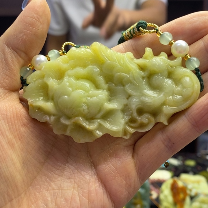 蛇纹石玉未镶嵌颈饰