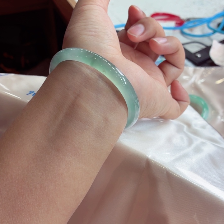 翡翠未镶嵌手镯天然缅甸A货翡翠（珠光宝气）炸光