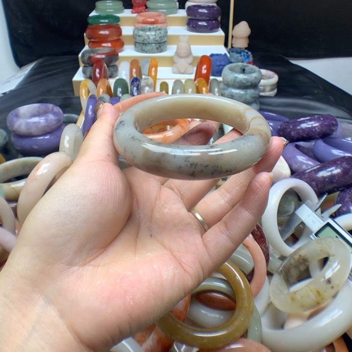 未镶嵌手镯石英质玉萌**心