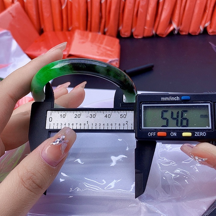 翡翠手镯未镶嵌96。   