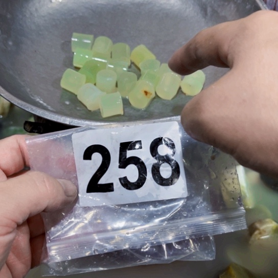 蛇纹石玉未镶嵌珠宝奇石