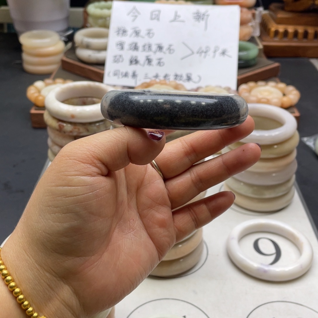 用***8石英岩玉未镶嵌手镯