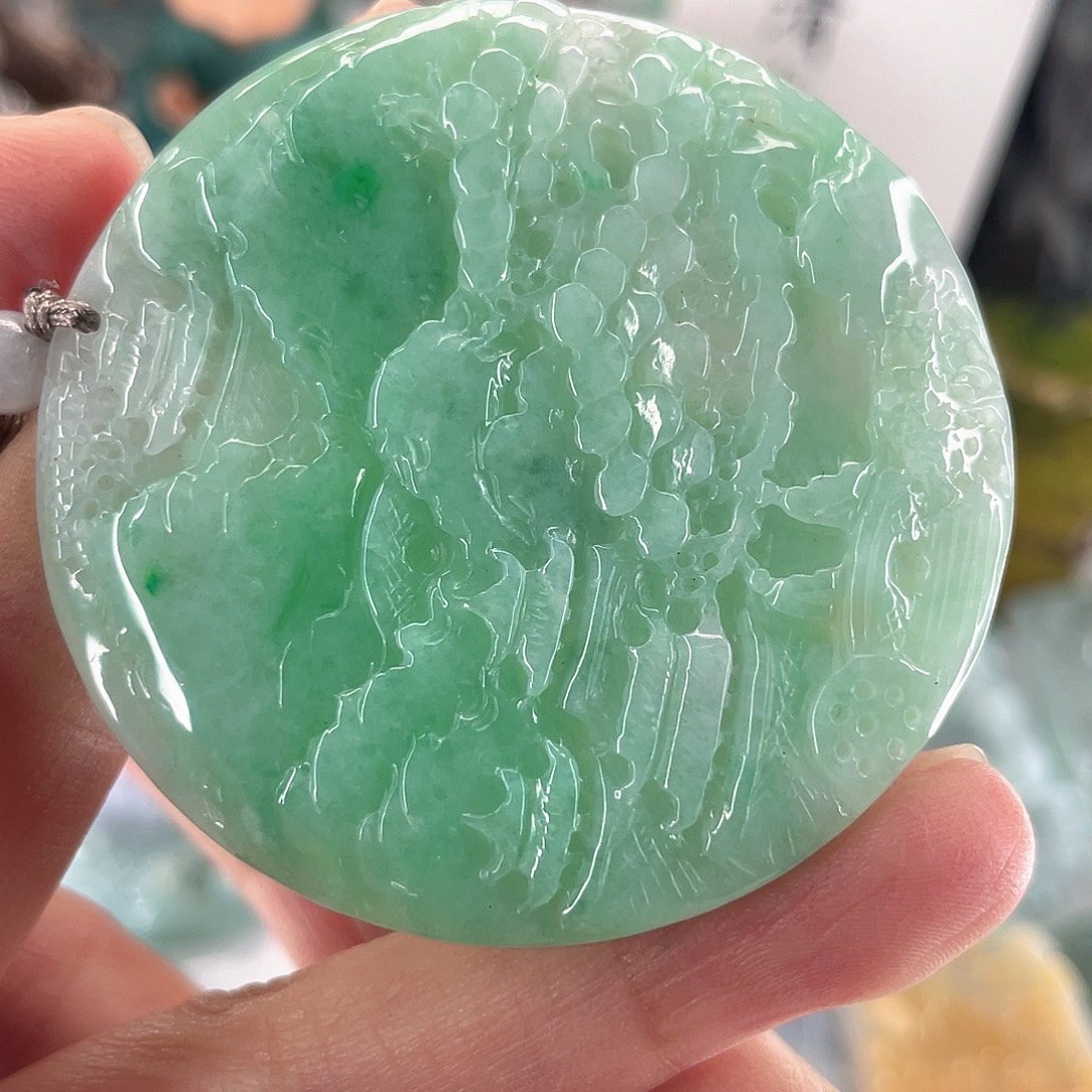 新***）翡翠未镶嵌颈饰山水牌