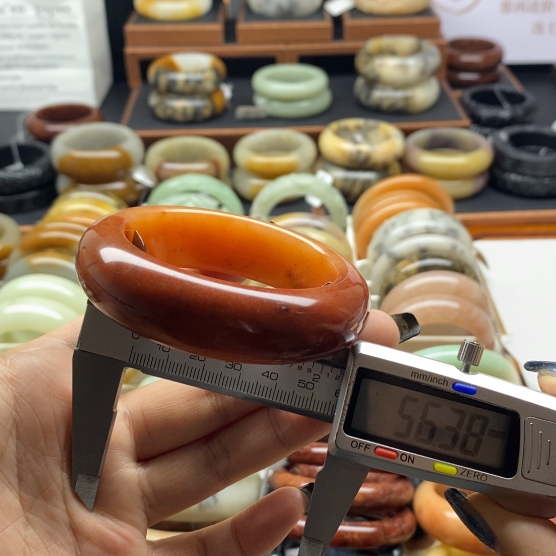 石英质玉未镶嵌手镯瑕疵不退换