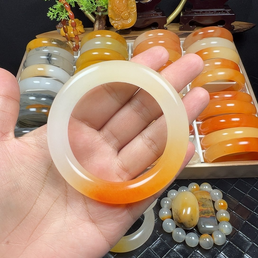 &****石英质玉（黄龙玉）未镶嵌手镯