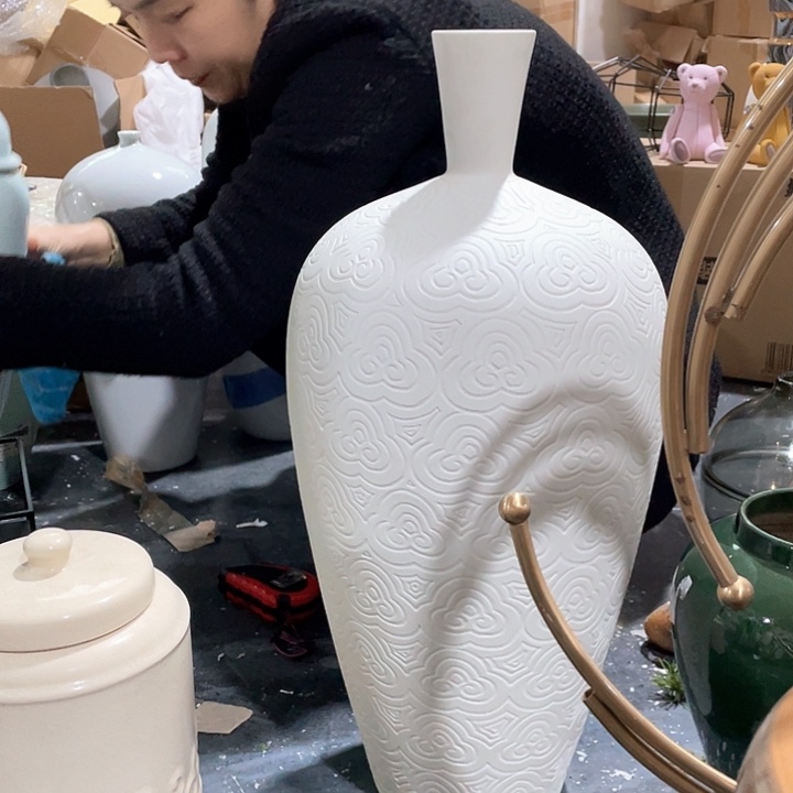 陶瓷花瓶，茶杯、茶具。