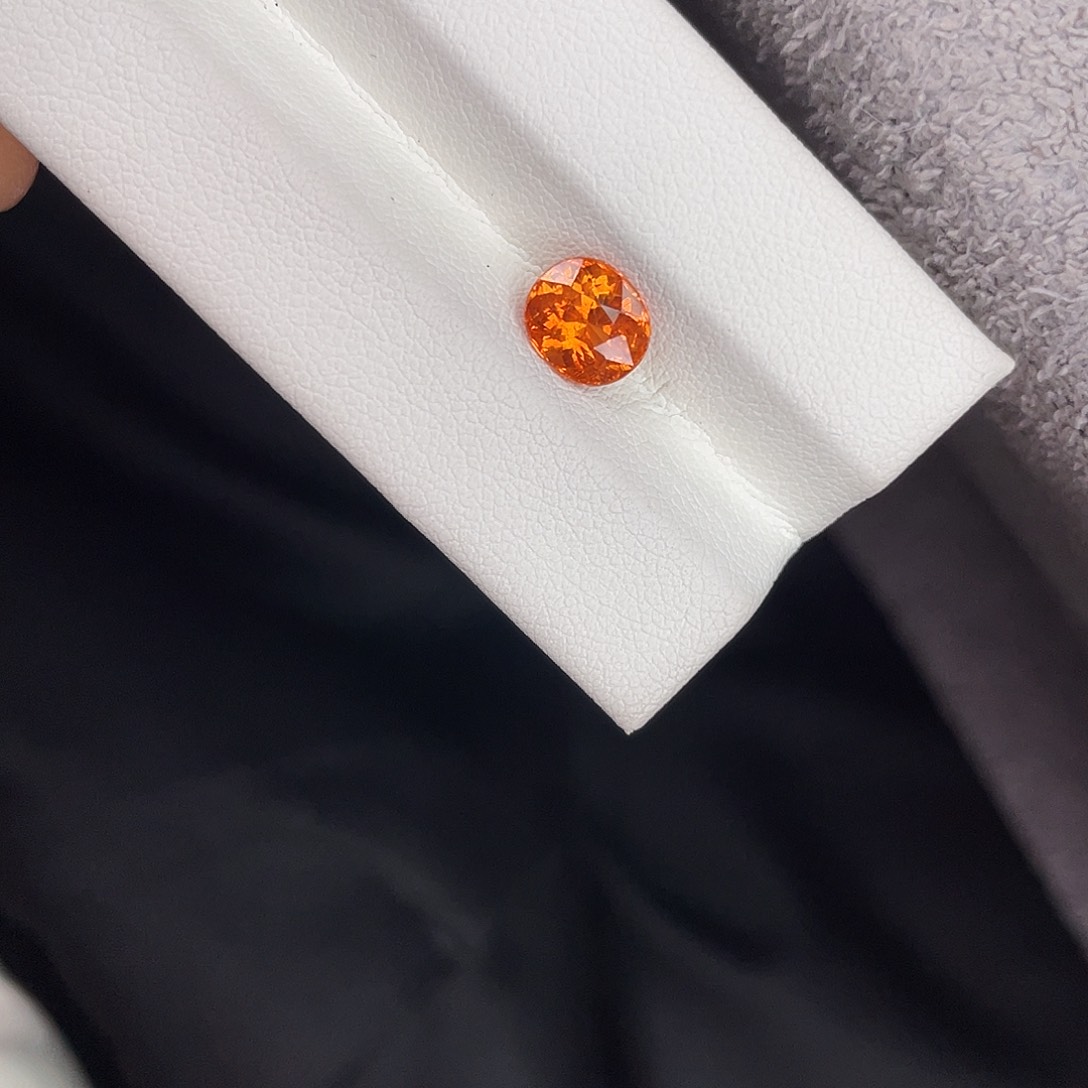 石榴石（芬达石）裸石未镶嵌2.41Ct。   