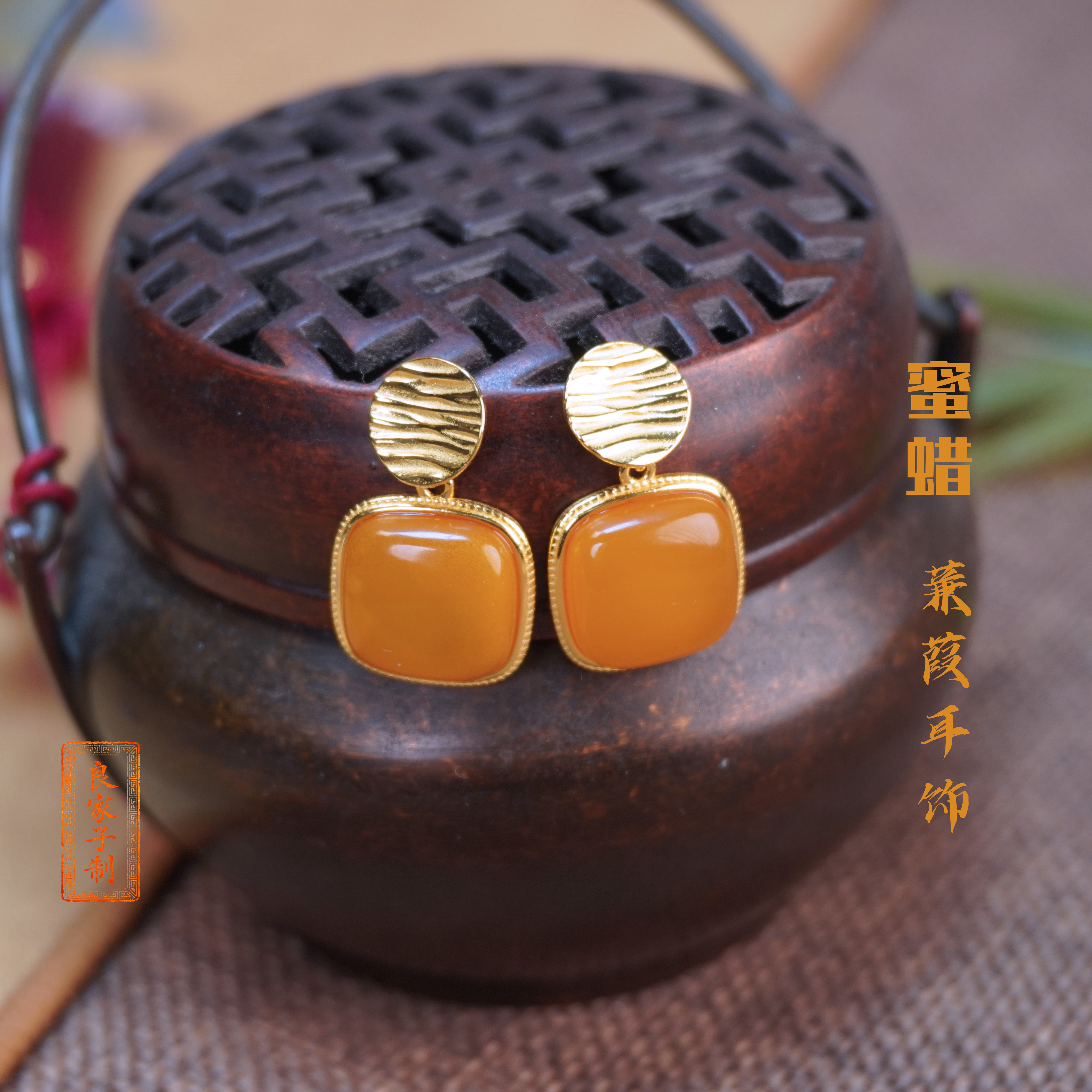 【蒹葭】原矿天然鸡油黄琥珀蜜蜡雕刻原创复古老料耳饰耳钉