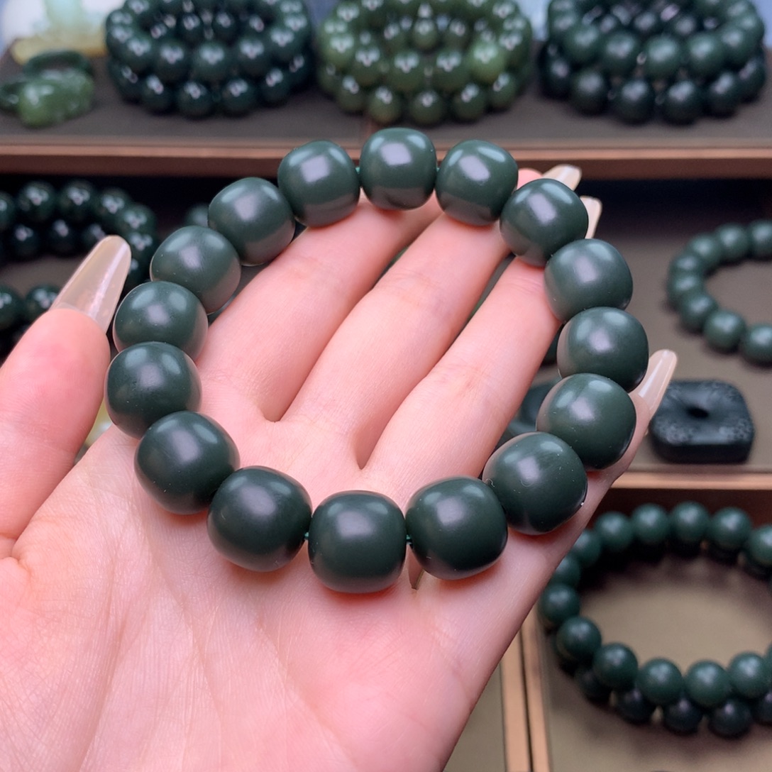 L***J和田玉未镶嵌手链