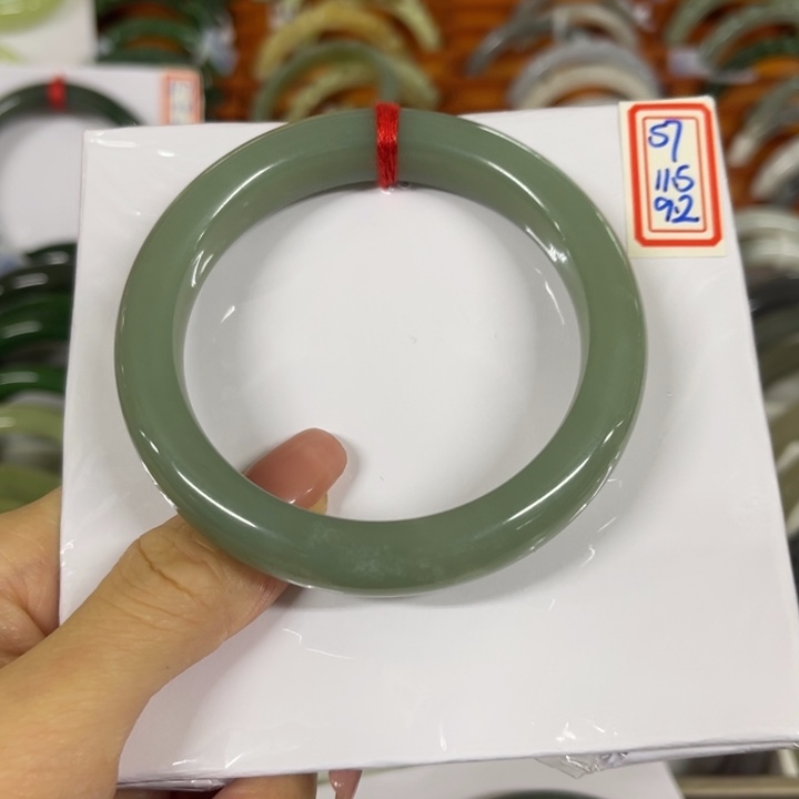布***鲁和田玉未镶嵌手镯
