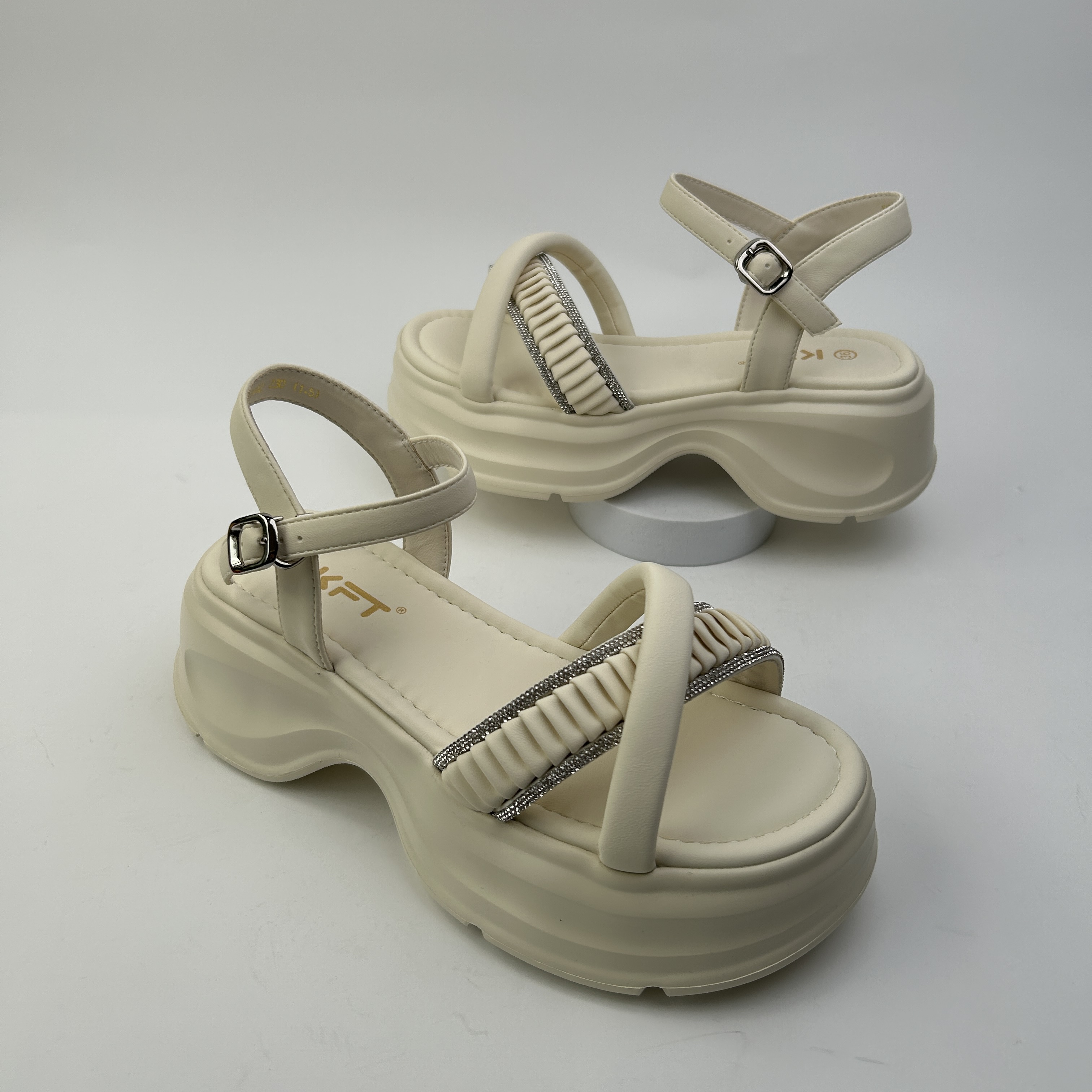 脚王夏季超纤橡胶底圆头平跟女时尚凉凉鞋KN260442