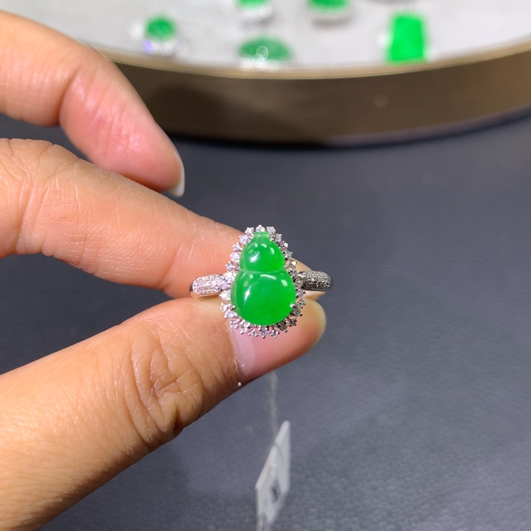 翡翠戒指18K金镶嵌翡翠