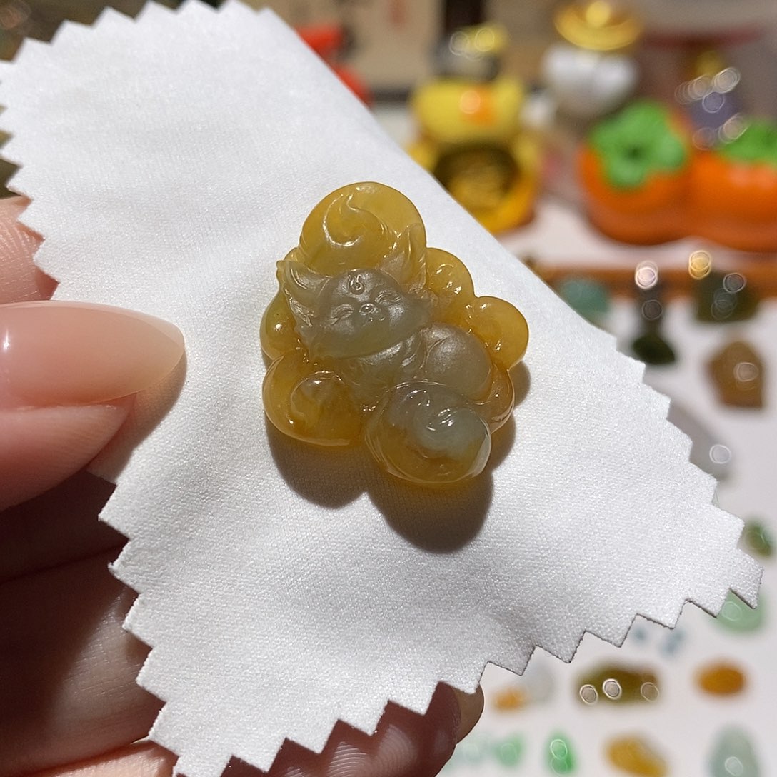 翡翠未镶嵌颈饰九尾狐